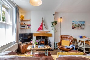 TV, fireplace - 2 Bed in Beaumaris (oc-wai218) (Beaumaris)