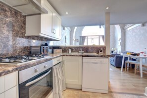 Microwave, oven, dishwasher, cookware/dishes/utensils - 1 Bed in Whitby (oc-w427) (Whitby)