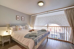 Iron/ironing board, travel cot, free WiFi, bed sheets - 1 Bed in Whitby (oc-w427) (Whitby)