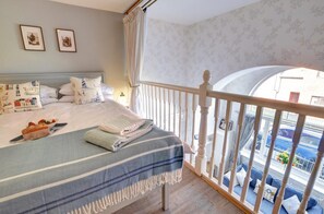 Iron/ironing board, travel cot, free WiFi, bed sheets - 1 Bed in Whitby (oc-w427) (Whitby)