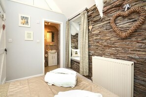 Iron/ironing board, free WiFi, bed sheets - 2 Bed in Padstow (oc-p00670) (Padstow)