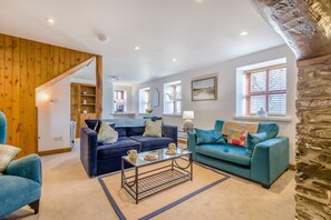 TV, fireplace - 3 Bed in Rhydyfelin (oc-c34178) (Rhydyfelin)