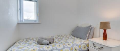 Iron/ironing board, free WiFi, bed sheets