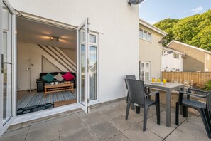 Outdoor dining - 3 Bed in Borth-y-Gest (oc-wag717) (Borth-y-Gest)