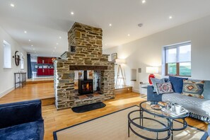 TV, fireplace - 3 Bed in Rhydyfelin (oc-y34179) (Rhydyfelin)