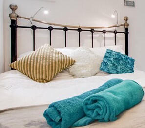 Iron/ironing board, free WiFi, bed sheets - 1 Bed in Whitby (oc-w1034) (Whitby)