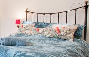 Free WiFi, bed sheets - 1 Bed in Whitby (oc-w1033) (Whitby)