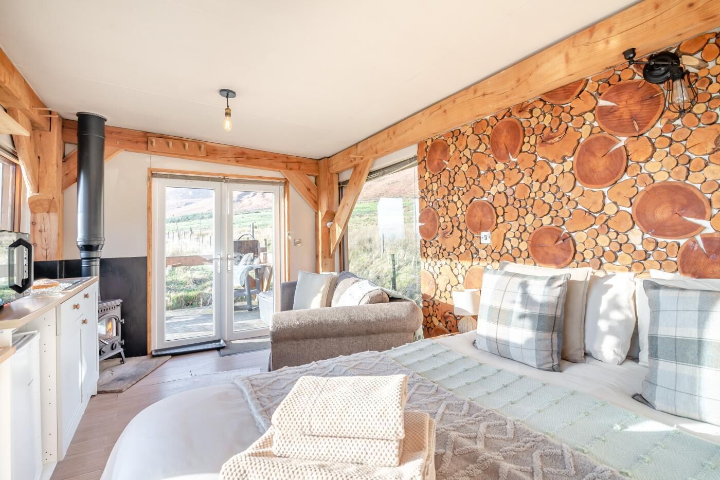 Iron/ironing board, bed sheets