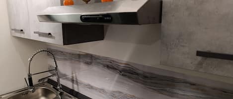 Jääkaappi, mikroaaltouuni, uuni, liesi