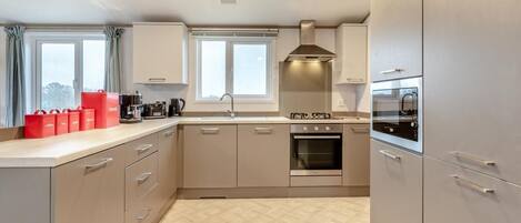 Een microgolfoven, een oven, een vaatwasser, een kinderstoel