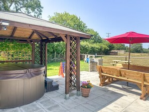 Outdoor dining - 2 Bed in Bowdens (oc-s34028) (Combe)