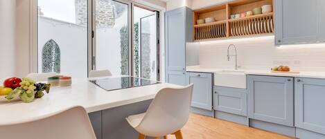 Four, lave-vaisselle, batterie de cuisine, vaisselle et ustensiles