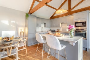 Microwave, oven, dishwasher, cookware/dishes/utensils - 2 Bed in Clipston (oc-o34219) (Clipston)