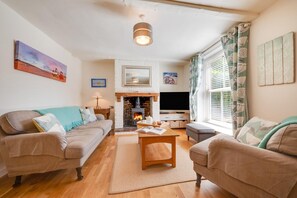 TV, fireplace - 3 Bed in Sheringham (oc-2331) (Sheringham)