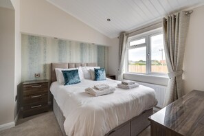 Iron/ironing board, travel cot, free WiFi, bed sheets - 3 Bed in Burnham Market (oc-2334) (Burnham Market)