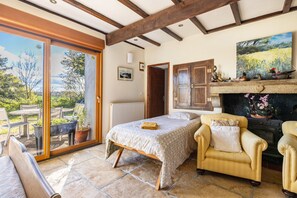 Living area - Flagstone Guest Room with Shared Pool, Private Terrace and Wi-Fi (Sanxay)