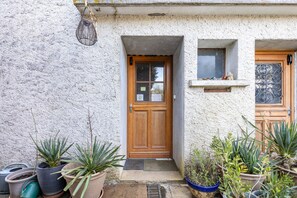 Exterior detail - Flagstone Guest Room with Shared Pool, Private Terrace and Wi-Fi (Sanxay)