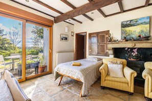 Living area - Flagstone Guest Room with Shared Pool, Private Terrace and Wi-Fi (Sanxay)