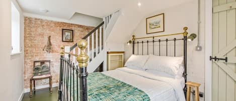 Iron/ironing board, travel cot, free WiFi, bed sheets