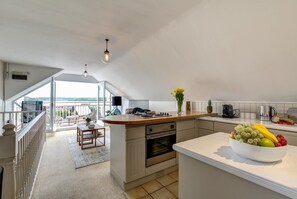 Microwave, oven, dishwasher, cookware/dishes/utensils - 1 Bed in Padstow (oc-p00685) (Padstow)