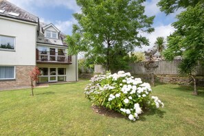 Property grounds - 2 Bed in Carlyon Bay (oc-crinni) (Carlyon Bay)