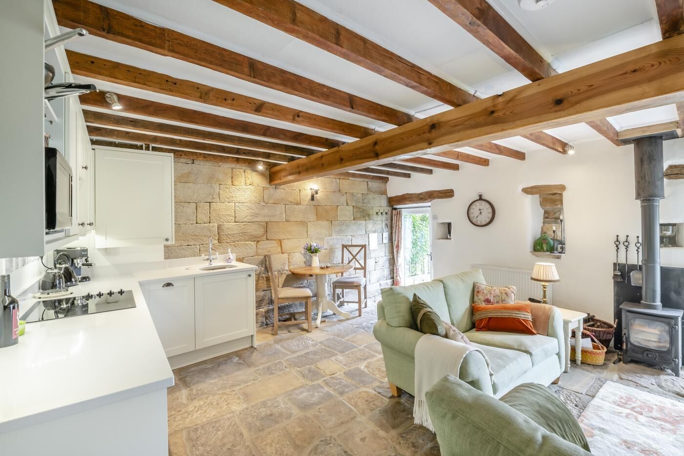 Televisión y chimenea 