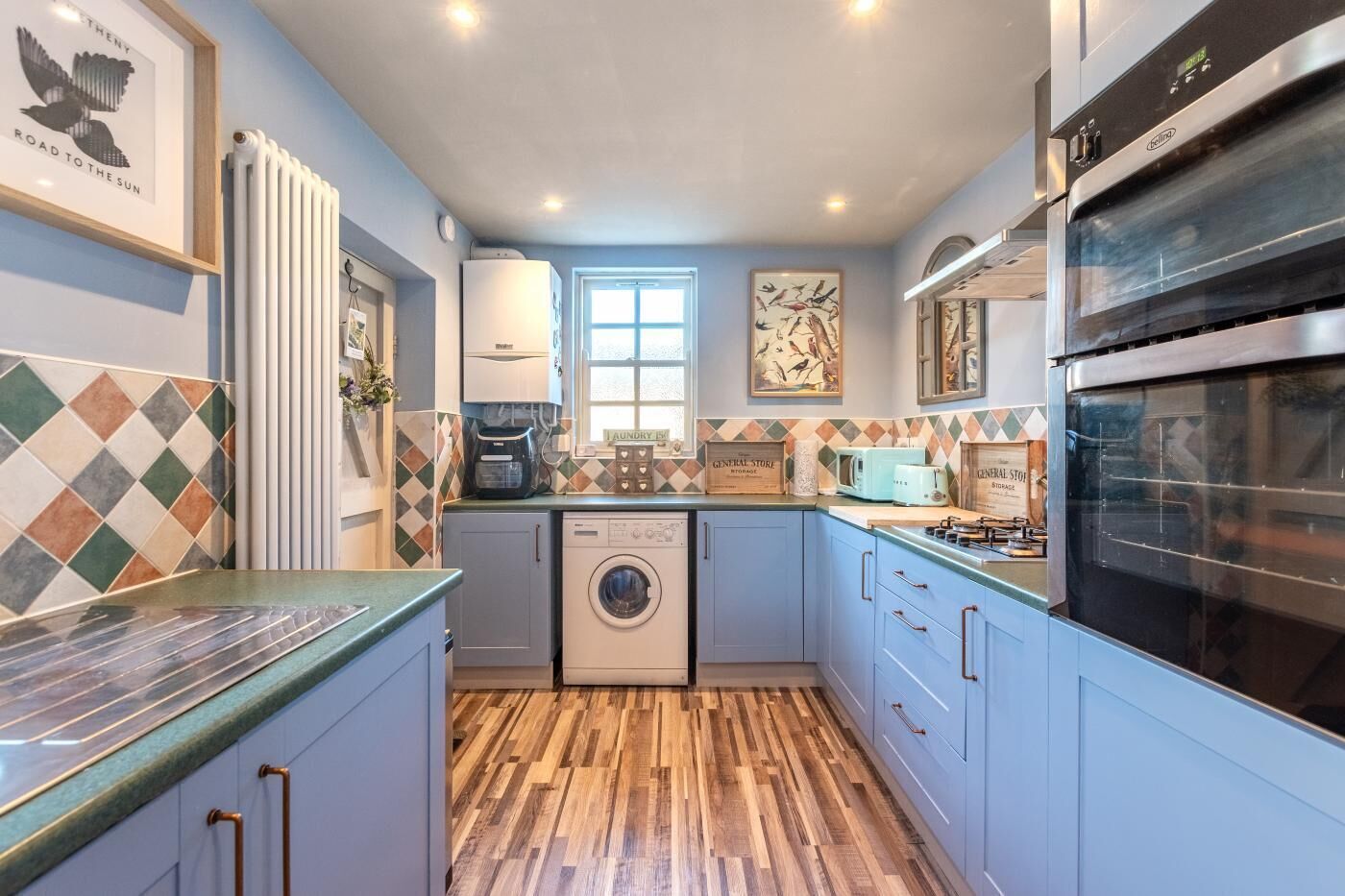 Micro-ondes, four, lave-vaisselle, chaise haute