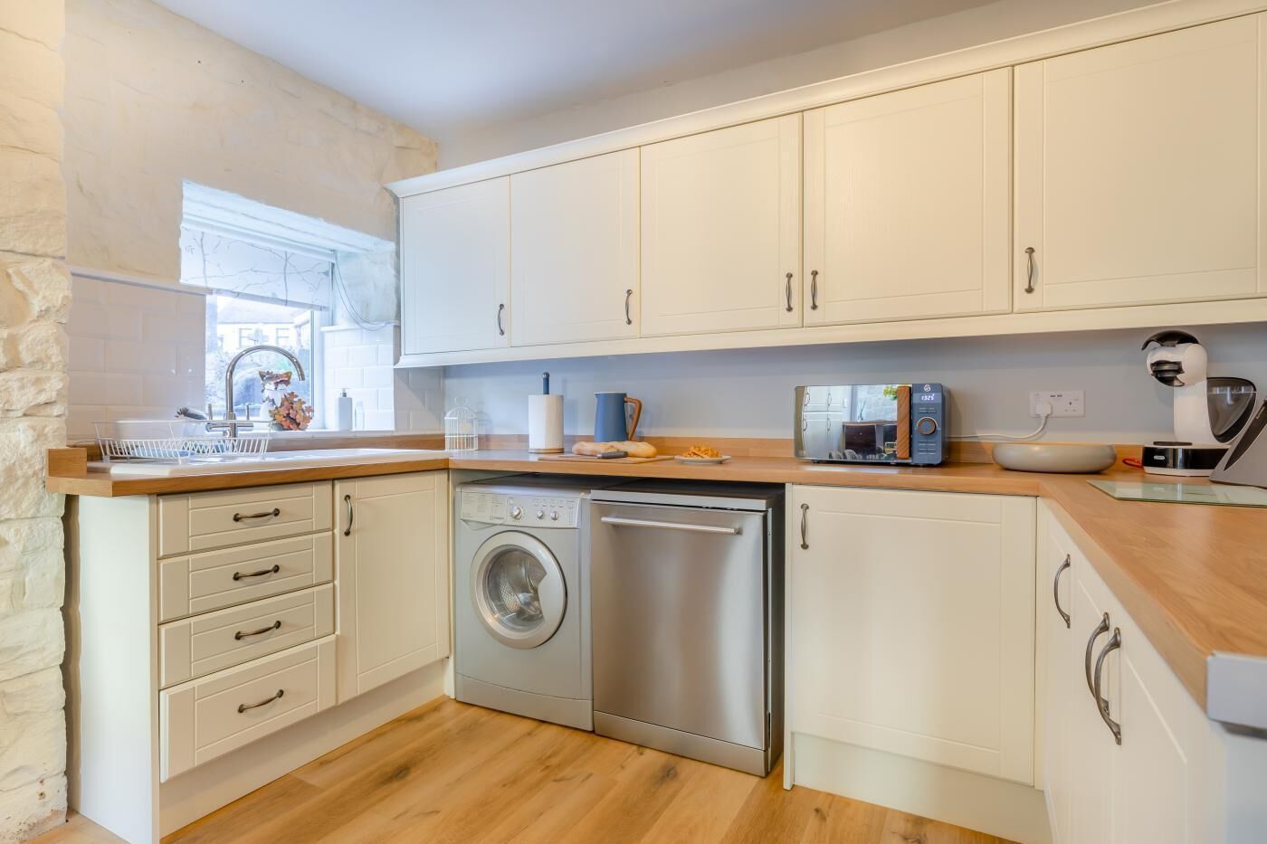 Microondas, horno, lavavajillas, utensilios de cocina