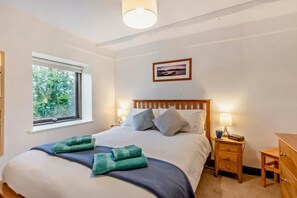 A bedroom with a bed, bedside tables, a window, and a picture on the wall. - 2 Bed in Bassenthwaite (oc-ld171) (Bassenthwaite)