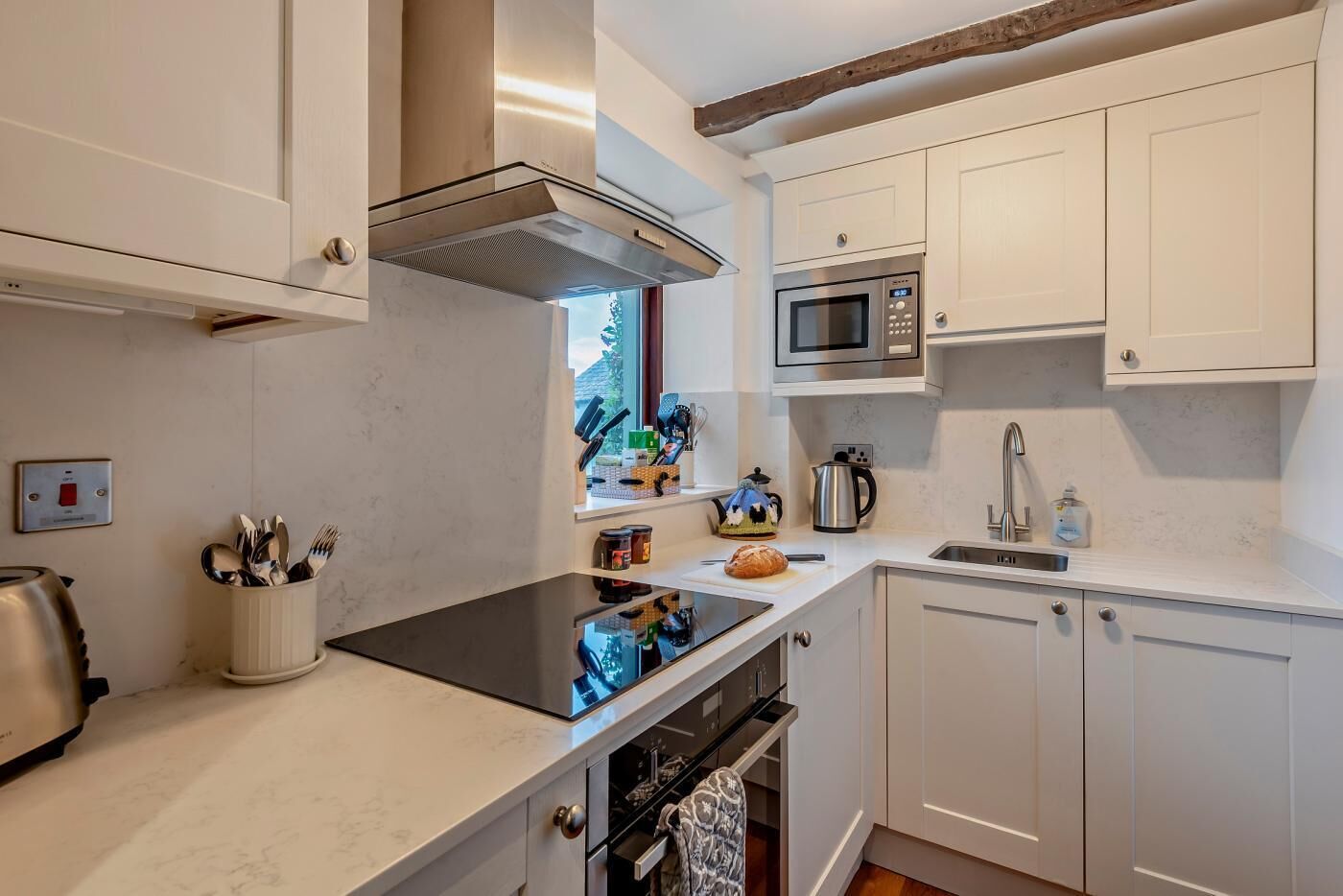 Micro-ondes, four, chaise haute