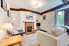 TV, fireplace - 2 Bed in Bassenthwaite (oc-ld171) (Bassenthwaite)