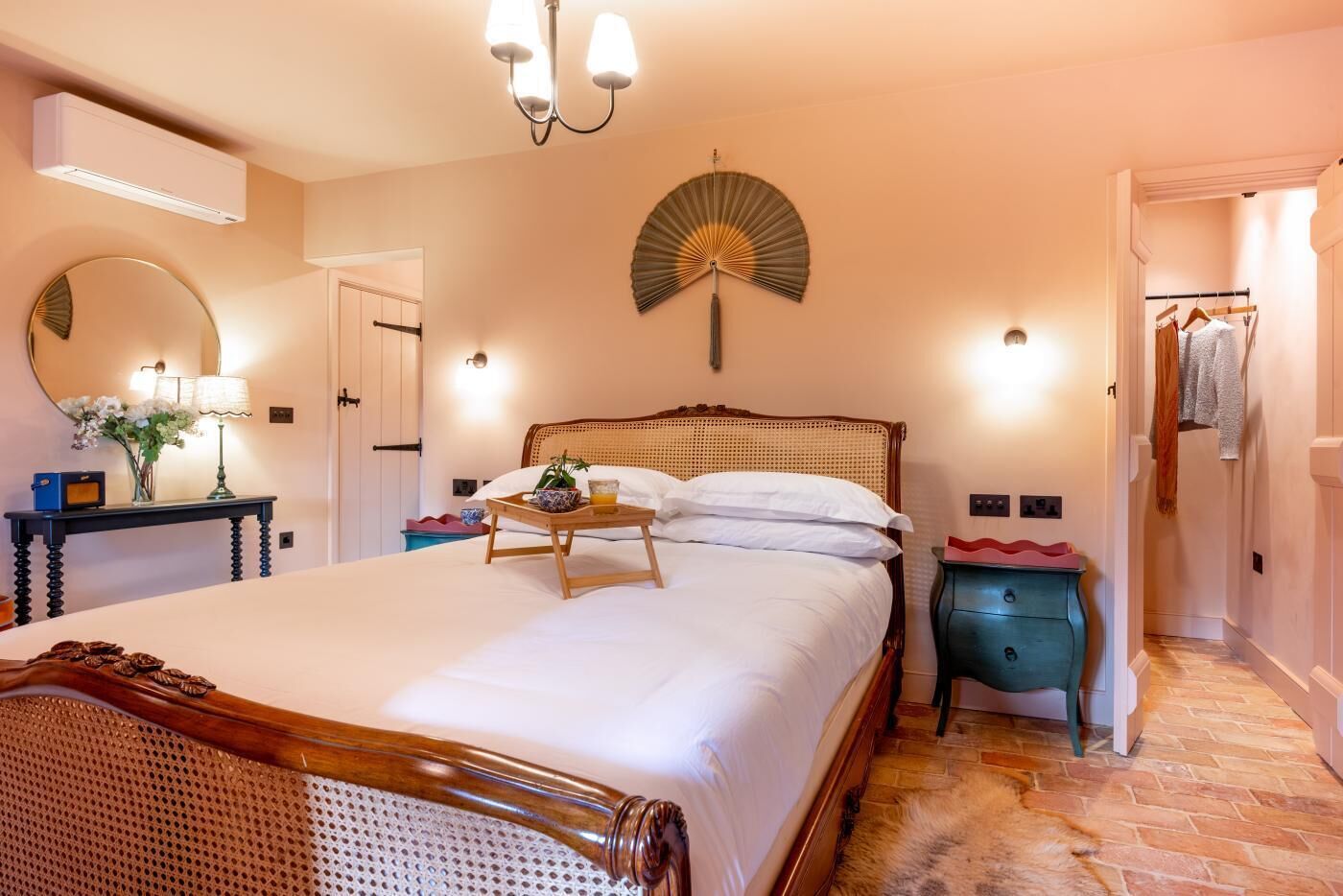 Travel crib, free WiFi, bed sheets