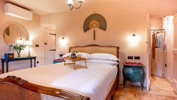 Travel crib, free WiFi, bed sheets