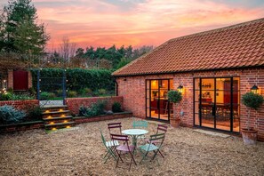 Outdoor dining - 3 Bed in Ringsfield (oc-m33329) (Ringsfield)