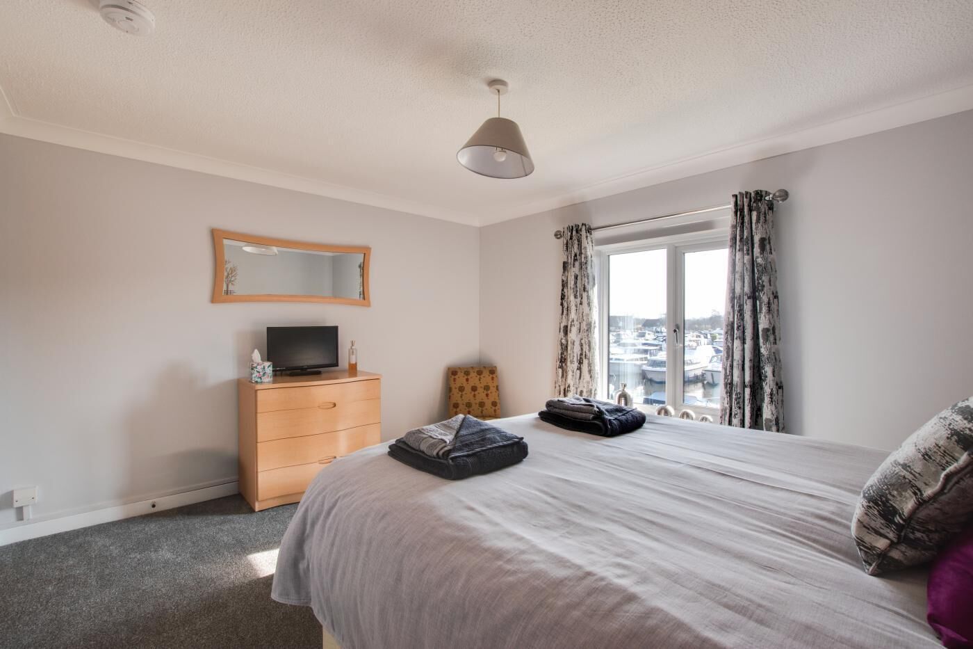 Iron/ironing board, free WiFi, bed sheets