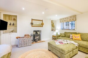 TV, fireplace - 4 Bed in Holkham (oc-h34081) (Holkham)