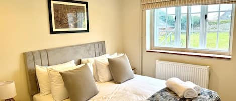 4 bedrooms, WiFi (free), bed sheets