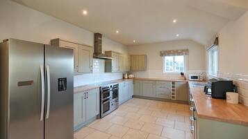 Horno, lavavajillas, periquera y utensilios de cocina