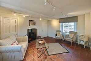 Televisión y chimenea