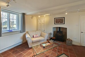 TV, fireplace - 4 Bed in Holkham (oc-h34081) (Holkham)