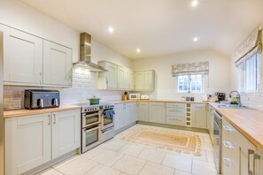 Oven, dishwasher, cookware/dishes/utensils - 4 Bed in Holkham (oc-h34081) (Holkham)