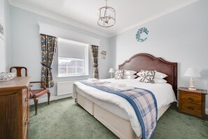 Iron/ironing board, travel cot, free WiFi, bed sheets - 3 Bed in Holt (oc-2280) (Holt)