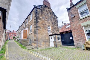 Exterior - 3 Bed in Whitby (oc-w424) (Whitby)