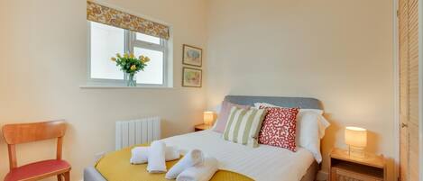 Iron/ironing board, free WiFi, bed sheets