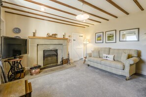 TV, fireplace - 3 Bed in Low Row (oc-h34097) (Crackpot)