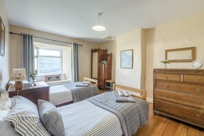 3 bedrooms, travel cot, free WiFi, bed sheets - 3 Bed in Low Row (oc-h34097) (Crackpot)