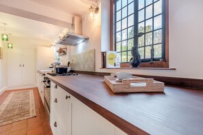 Microwave, oven, dishwasher, high chair - 6 Bed in Englefield Green (oc-e34166) (Englefield Green)