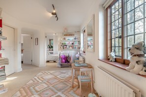 Free WiFi, bed sheets - 6 Bed in Englefield Green (oc-e34166) (Englefield Green)