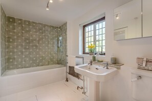 Towels - 6 Bed in Englefield Green (oc-e34166) (Englefield Green)