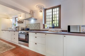 Microwave, oven, dishwasher, highchair - 6 Bed in Englefield Green (oc-e34166) (Englefield Green)